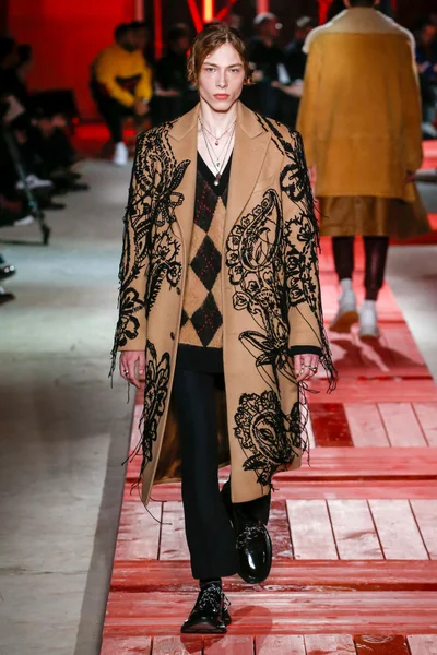 Look 19